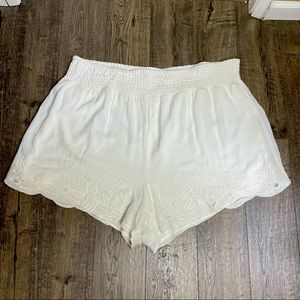 torrid White Short Woman Size 5 Plus Embroidery Spring And Summer, Confo…